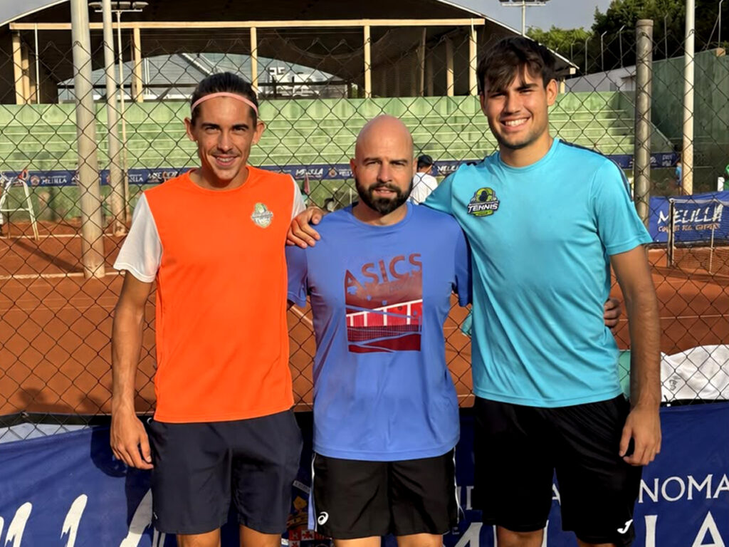 Adam Martin, Agustín Boje y Nacho Cepeda en el M15 de Melilla
